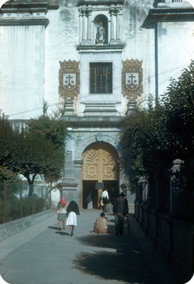 Gente deambula en la entrada al Templo del Carmen, lado oeste