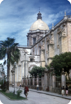Vida cotidiana afuera de la iglesia del