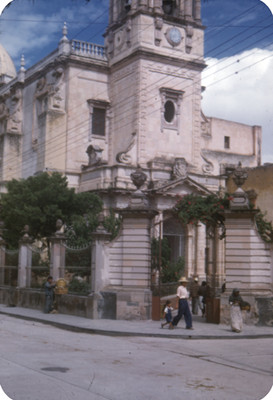 Vida cotidiana afuera de la iglesia del