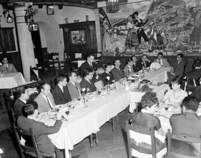 Gente reunida durante banquete en un restaurante