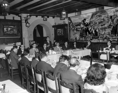 Hombres reunidos durante banquete en un restaurante