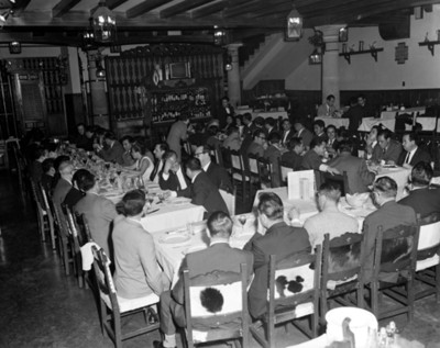 Hombres reunidos durante banquete en un restaurante