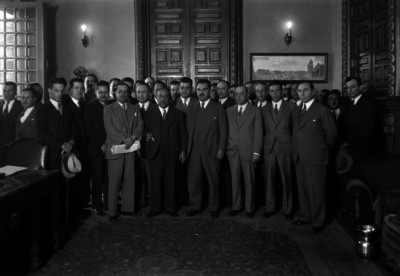 Aarón Sáenz Garza con funcionarios, quienes lo visitan en su oficina, retrato de grupo