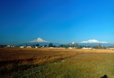 Popocatepetl, Iztlaccihuatl y la Iglesia de Nuestra Señora de los Remedios, panorama