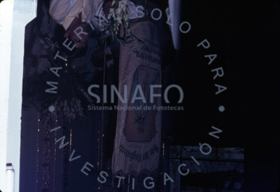 Hombre sostiene estandarte de Santa María Magdalena durante la misa