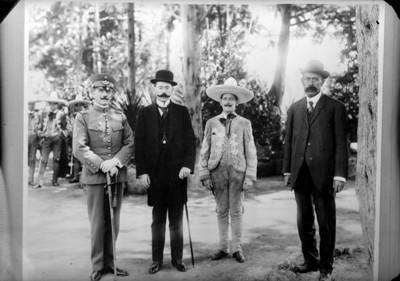 Funcionarios, militar y director de orquesta musical en Chapultepec, retrato de grupo