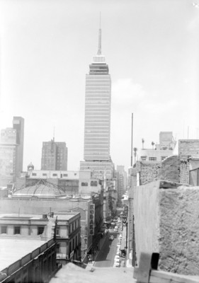Torre Latinoamericana, vista sobre la Avenida Madero