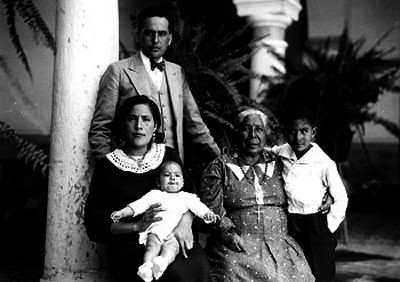 Jenaro Vázquez en compañía de su familia en el jardín de su casa, retrato de familia