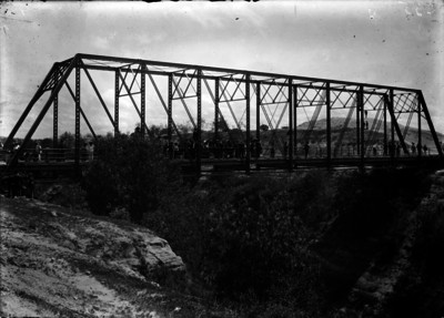 Gente en el puente de San Pedro sobre el Gran Canal del Desague del Valle de México