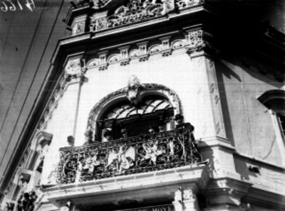 Porfirio Díaz acompañado de distintas personalidades en el balcón de un edificio