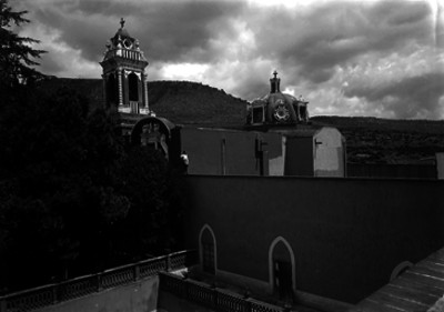 Torre y cúpula de iglesia en la hacienda de Tetlapayac
