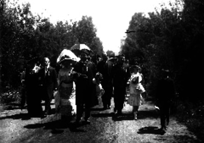 Francisco León de la Barra, su esposa y comitiva al visitar el Sanatorio de Dr. Urrutia en Coyoacán