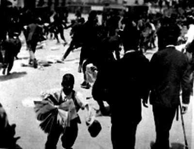 Periódico El Heraldo arrojado desde la azotea y repartido por voceadores