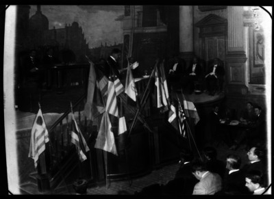 Luis Manuel Rojas lee documento durante una sesión del Congreso Constituyente