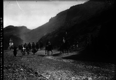 Venustiano Carranza y diputados constituyentes se trasladan en caballo a Querétaro