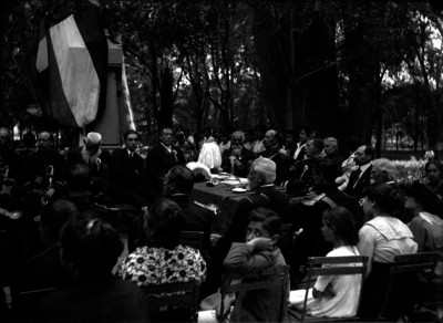 Militares y funcionarios durante un banquete