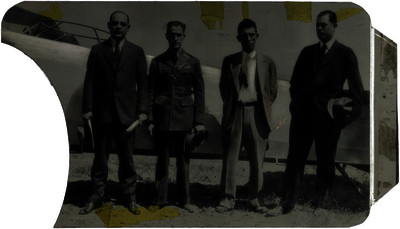 Piloto aviador con hombres junto a un avión