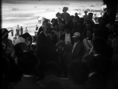 Pascual Ortíz Rubio y esposa dando trofeo a jóvenes