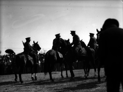 Abelardo L. Rodríguez pasando revista alas tropas de la zona militar en los campos de Balbuana