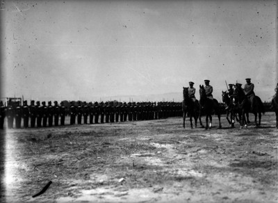 Abelardo L. Rodríguez pasando revista a las tropas de la zona militar