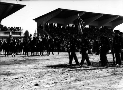 Abelardo L. Rodríguez pasando revista a las tropas de la zona militar