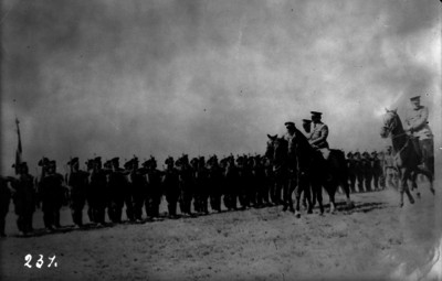 Abelardo L. Rodríguez pasando revista a tropas