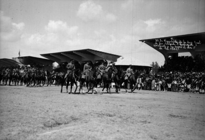 Abelardo L. Rodríguez pasando revista a tropas
