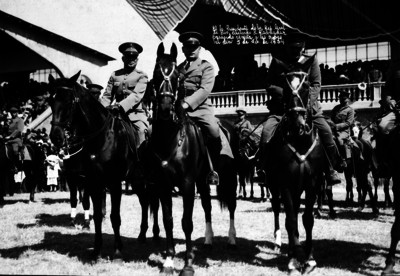 Abelardo L. Rodríguez pasando revista a tropas militares