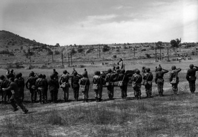 Miguel Alemán Valdés pasando revista a militares