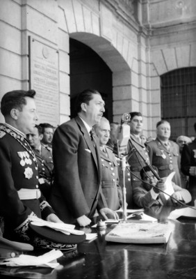Miguel Alemán Valdés hablando durante una ceremonia en el colegio militar