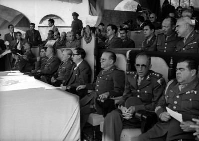 Miguel Alemán Valdés acompañado de militares en una ceremonia