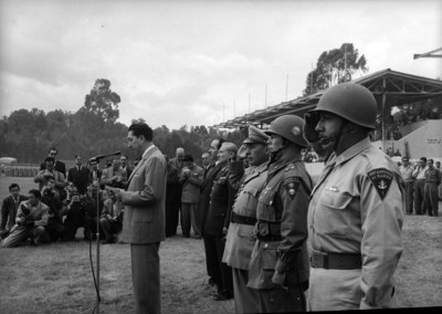 Miguel Alemán Valdés leyendo un documento en una ceremonia militar