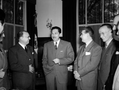 Miguel Alemán Valdés conversando con funcionarios en Los Pinos