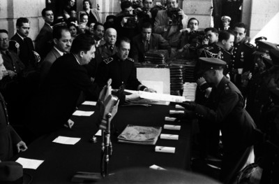 Miguel Alemán Valdés entregando documentos a un militar