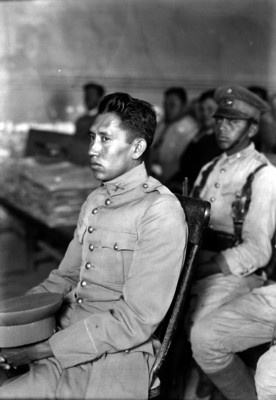 Soldado del Ejército Federal sentado en una silla durante juicio militar