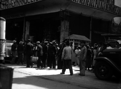 Individuos y policías en las afueras de un edificio, durante una huelga