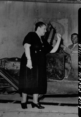 Luz Corral de Villa muestra el automóvil donde fué asesinado Francisco Villa