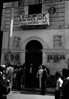 Partidarios fuera del edificio del Partido Nacional Revolucionario, durante la campaña de Lázaro Cárdenas