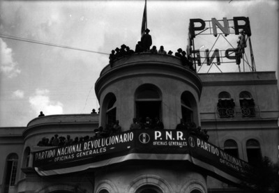 Pascual Ortiz Rubio con funcionarios en las oficinas del Partido Nacional Revolucionario