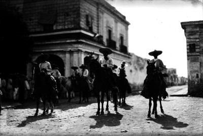 Nicolás Zapata y compañía montados a caballo, en una calle de la ciudad de  México | Mediateca INAH
