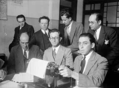 Abogados realizando un interrogatorio en un juzgado