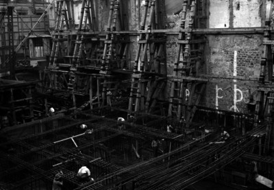 Albañiles colocan emparrillado para la cimentación de un edificio