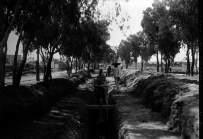 Hombres observan las obras de "saneamiento de la Calzada de la Ronda"