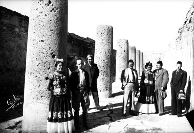 Hombres acompañados de mujeres vestidas de tehuanas en el Palacio de las Columnas