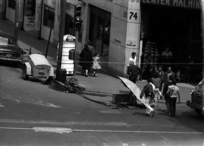 Trabajadores de obras públicas revisando el alcantarillado de una calle