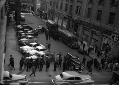 Policías frente al edificio de Luz y Fuerza en la calle gante